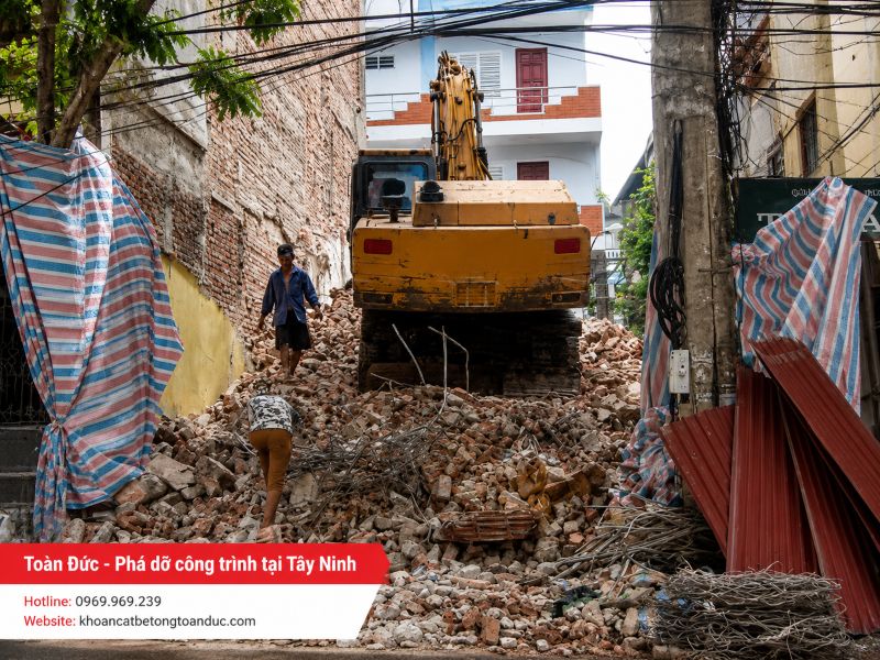 Phá dỡ công trình tại Tây Ninh