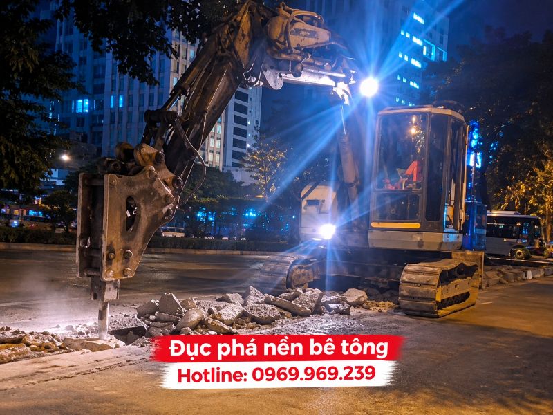 Thi công đục phá nền bê tông ban đêm bằng xe đào búa thủy lực